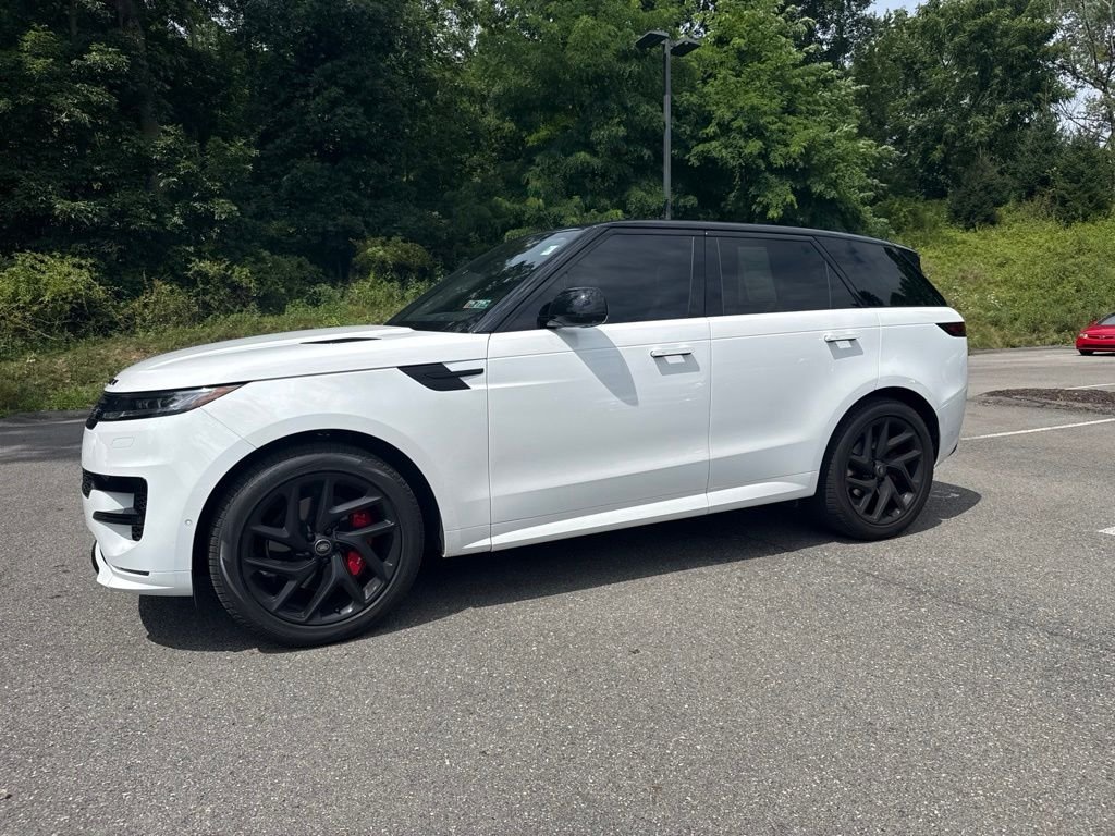 Used 2024 Fuji White Land Rover Dynamic SE image 1