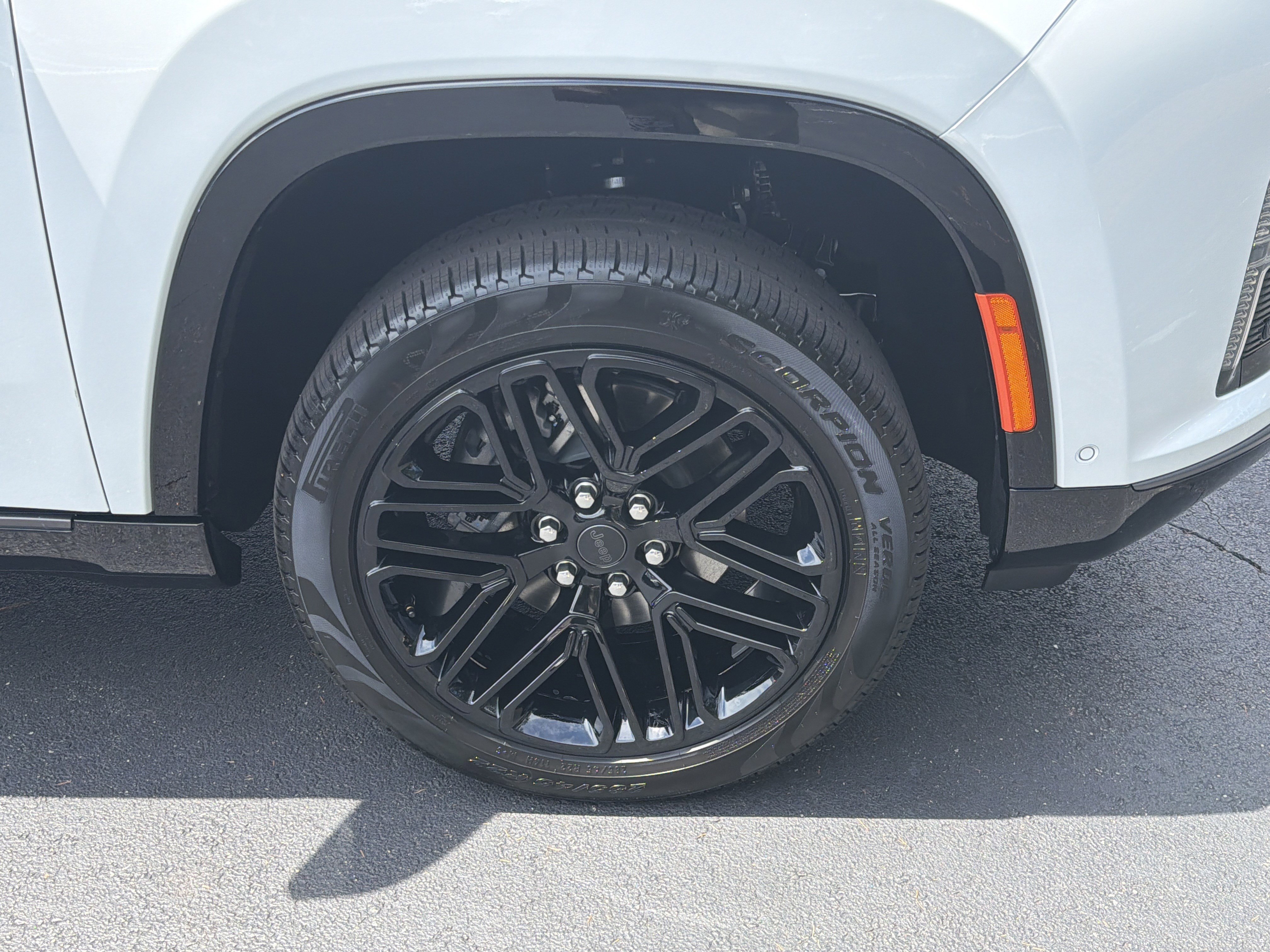 New 2026 Bright White Clear-Coat Exterior Paint Jeep Limited Reserve image 17