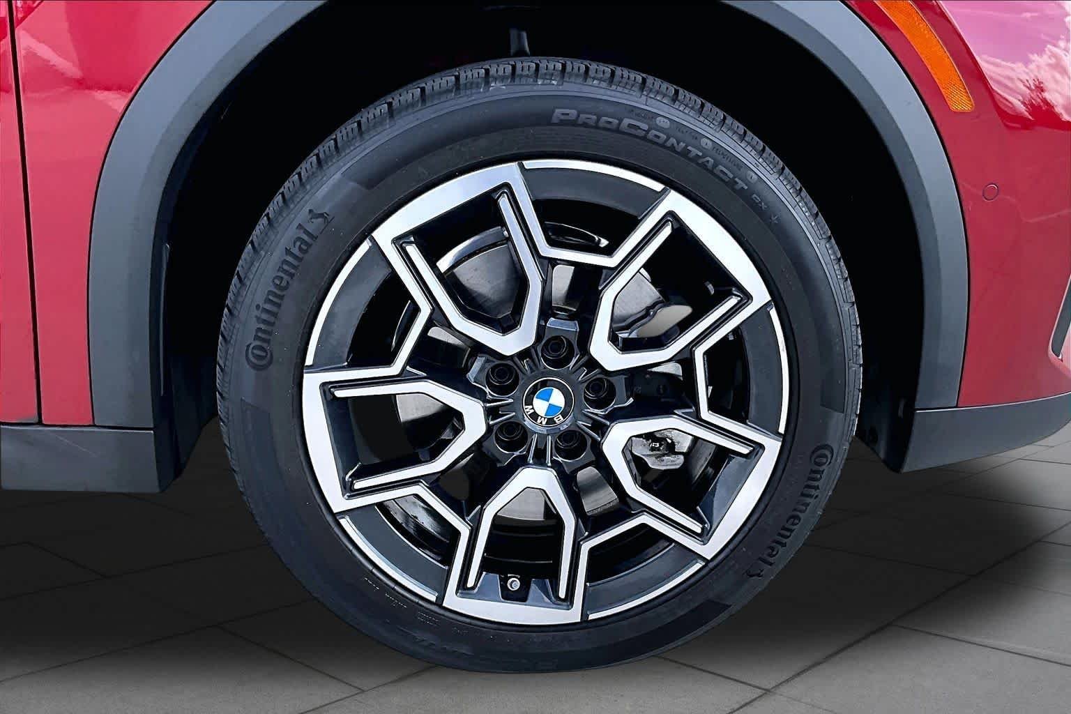 Used 2026 Vegas Red Metallic BMW xDrive28i image 10