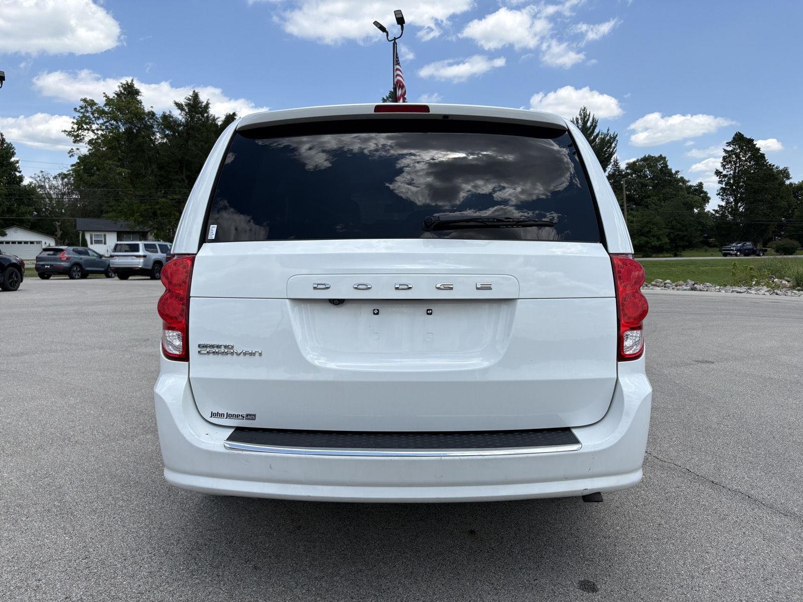 Used 2019 White Knuckle Clearcoat Dodge SE image 19