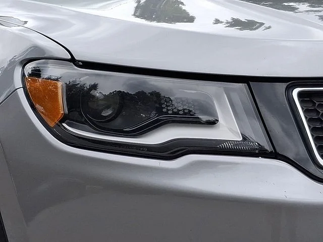 Used 2018 Silver Jeep Latitude image 10