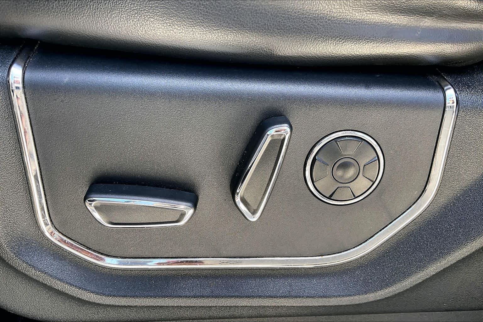 Used 2017 White Gold Ford Platinum image 32