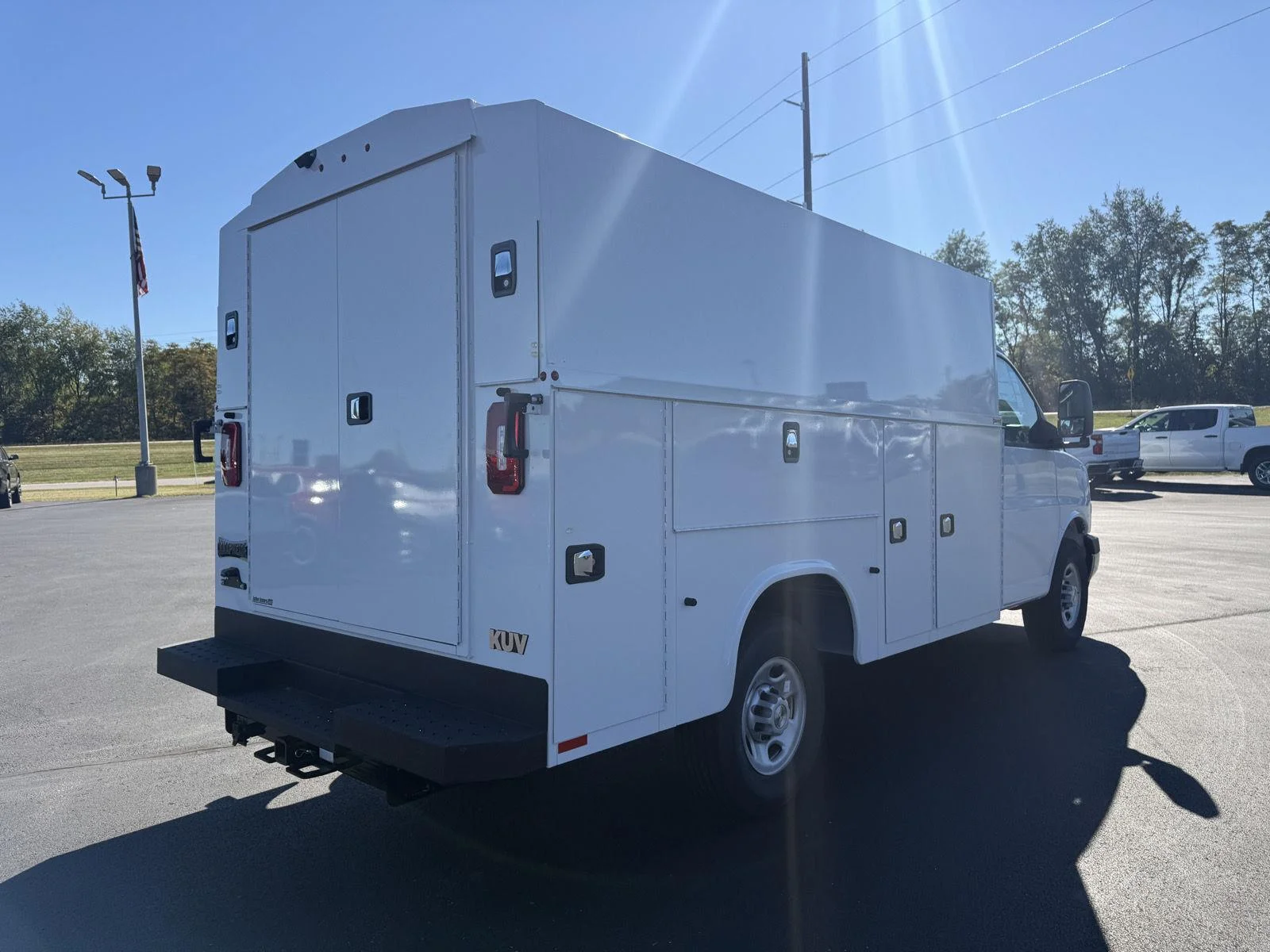 New 2026 Summit White Chevrolet 1WT image 18