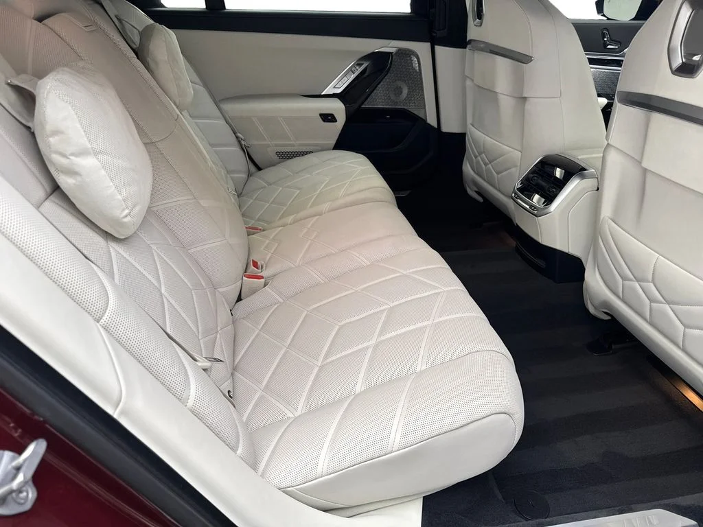 Used 2023 Red BMW xDrive60 image 39