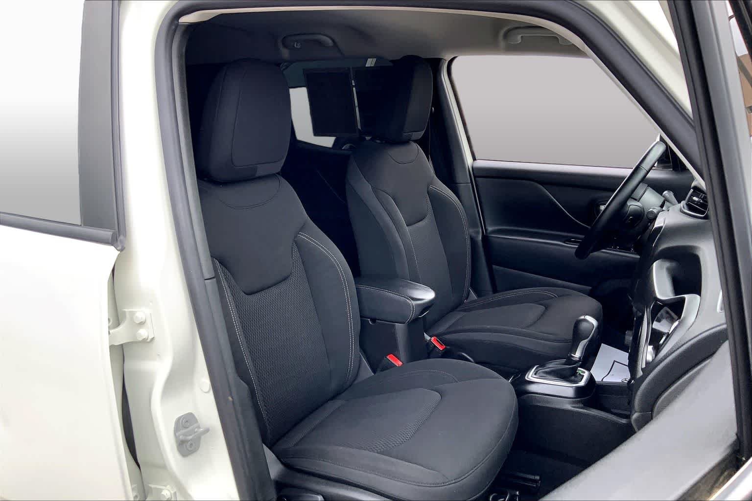 Used 2023 Alpine White Clearcoat Jeep Altitude image 9