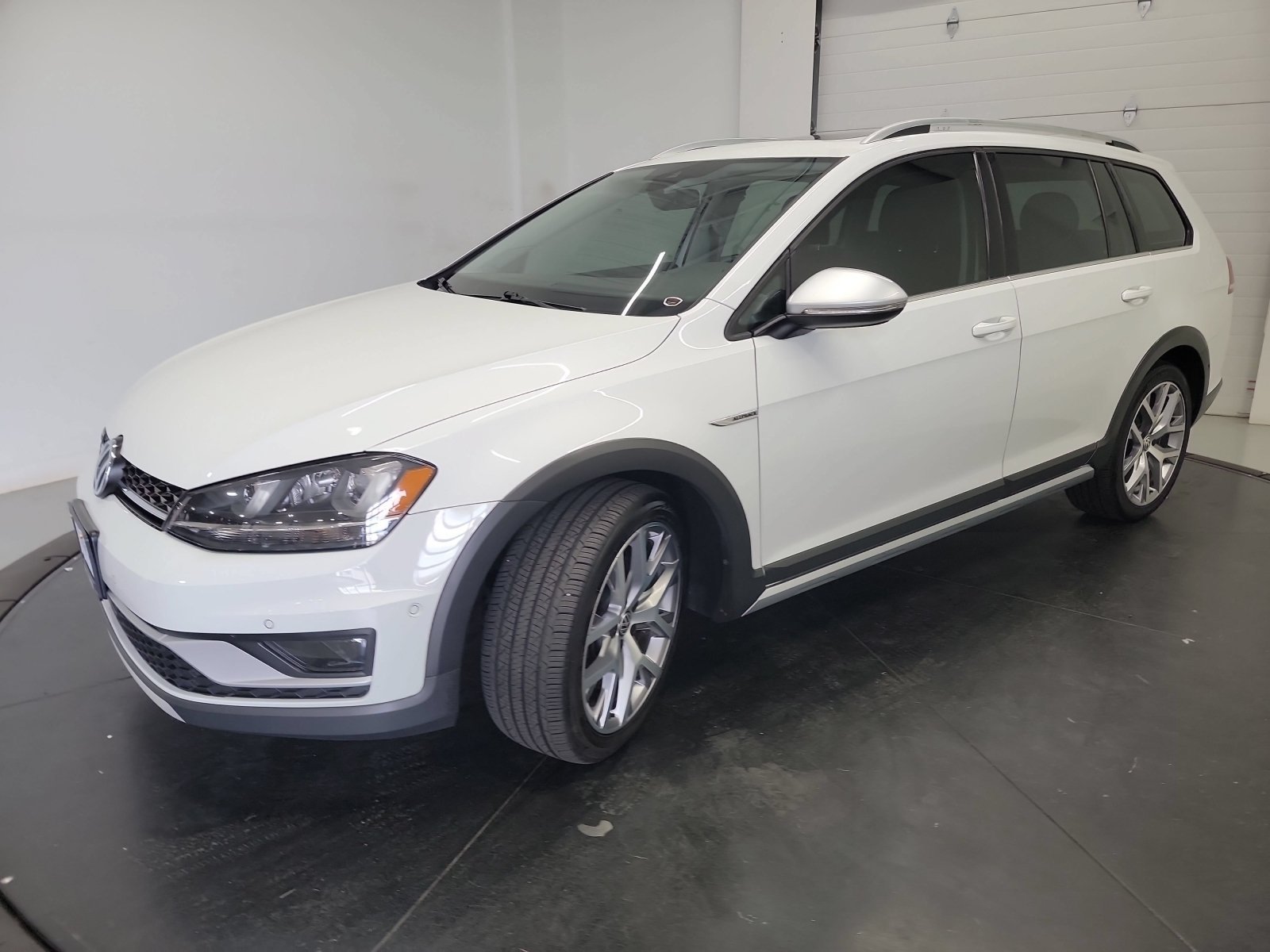 Used 2017 Pure White Volkswagen SEL image 3