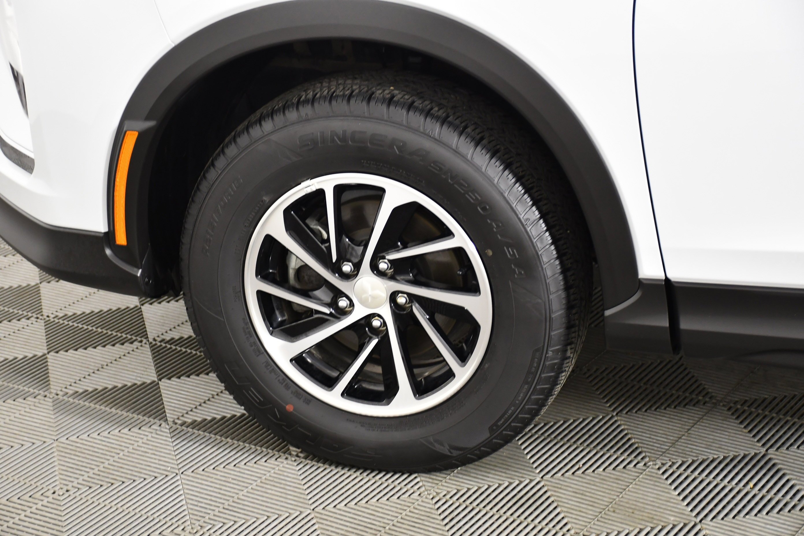Certified Used 2024 White Diamond Mitsubishi ES image 51