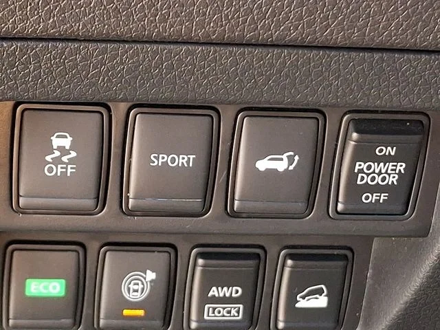 Used 2016 Red Nissan SL image 27