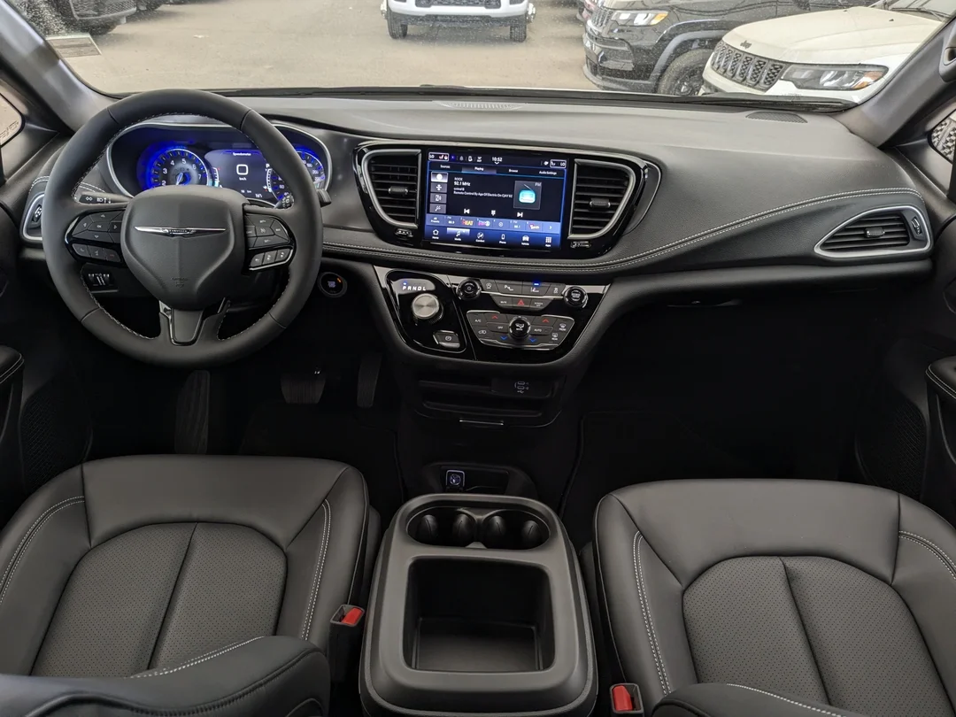New 2026 White Chrysler Select - - AWD - 3.6L Pentastar V6 - Adaptive Cruise Control - Blind Spot Monitor & More! image 25