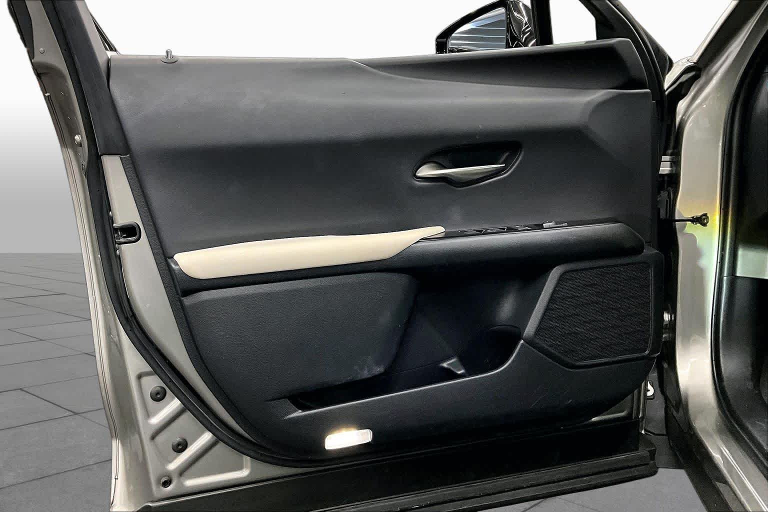Used 2019 Atomic Silver Lexus  image 21