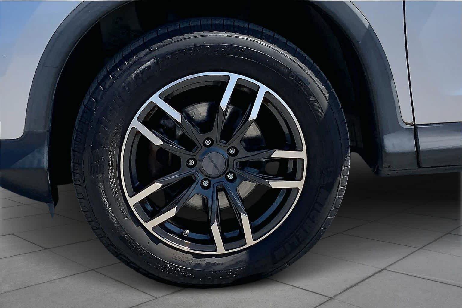 Used 2012 Alabaster Silver Metallic Honda LX image 9