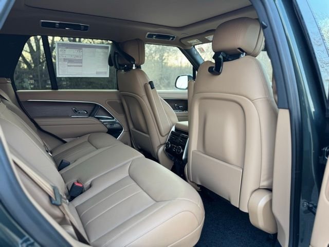 New 2026 Belgravia Green LAND ROVER SE image 17