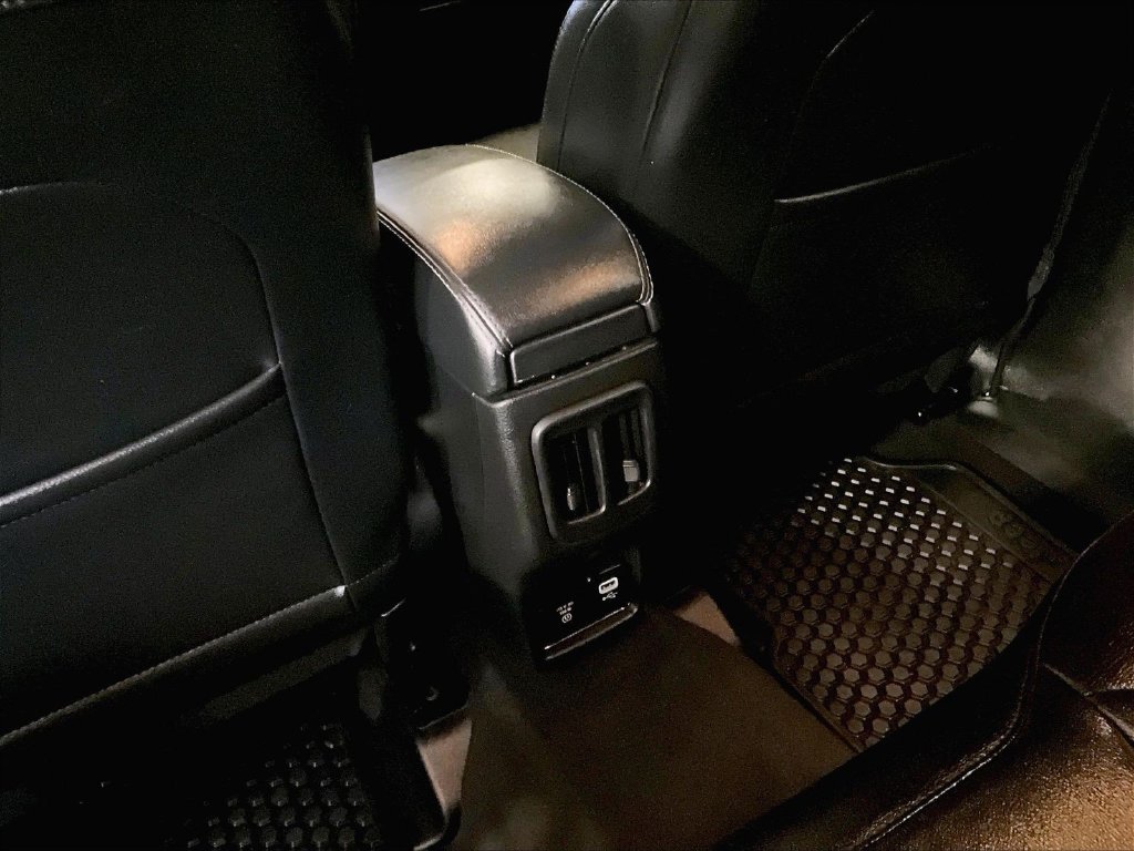 Used 2018 White Jeep Latitude image 29