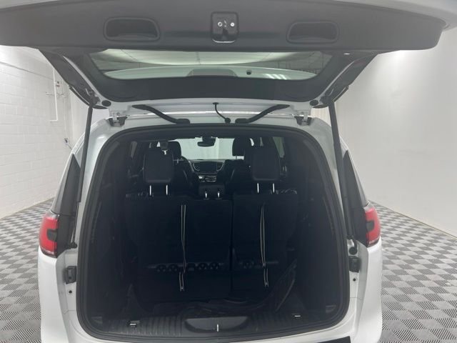 Used 2022 White Chrysler Touring L image 8