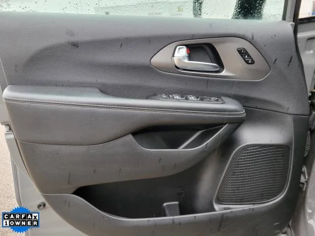Used 2025 White Chrysler Select image 17
