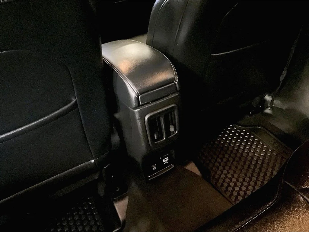 Used 2018 White Jeep Latitude image 29