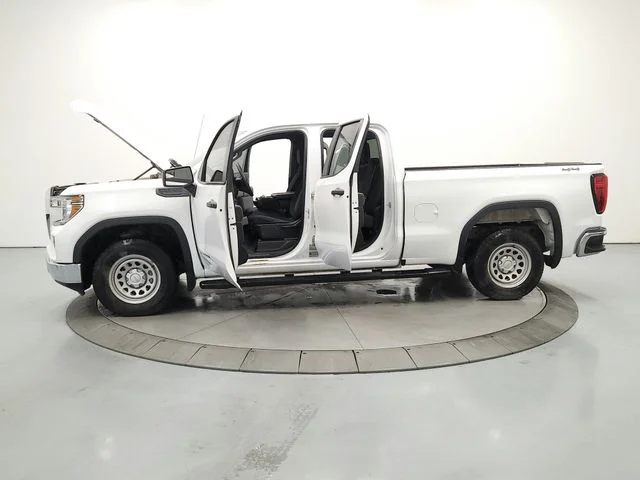 Used 2021 White GMC Base image 12