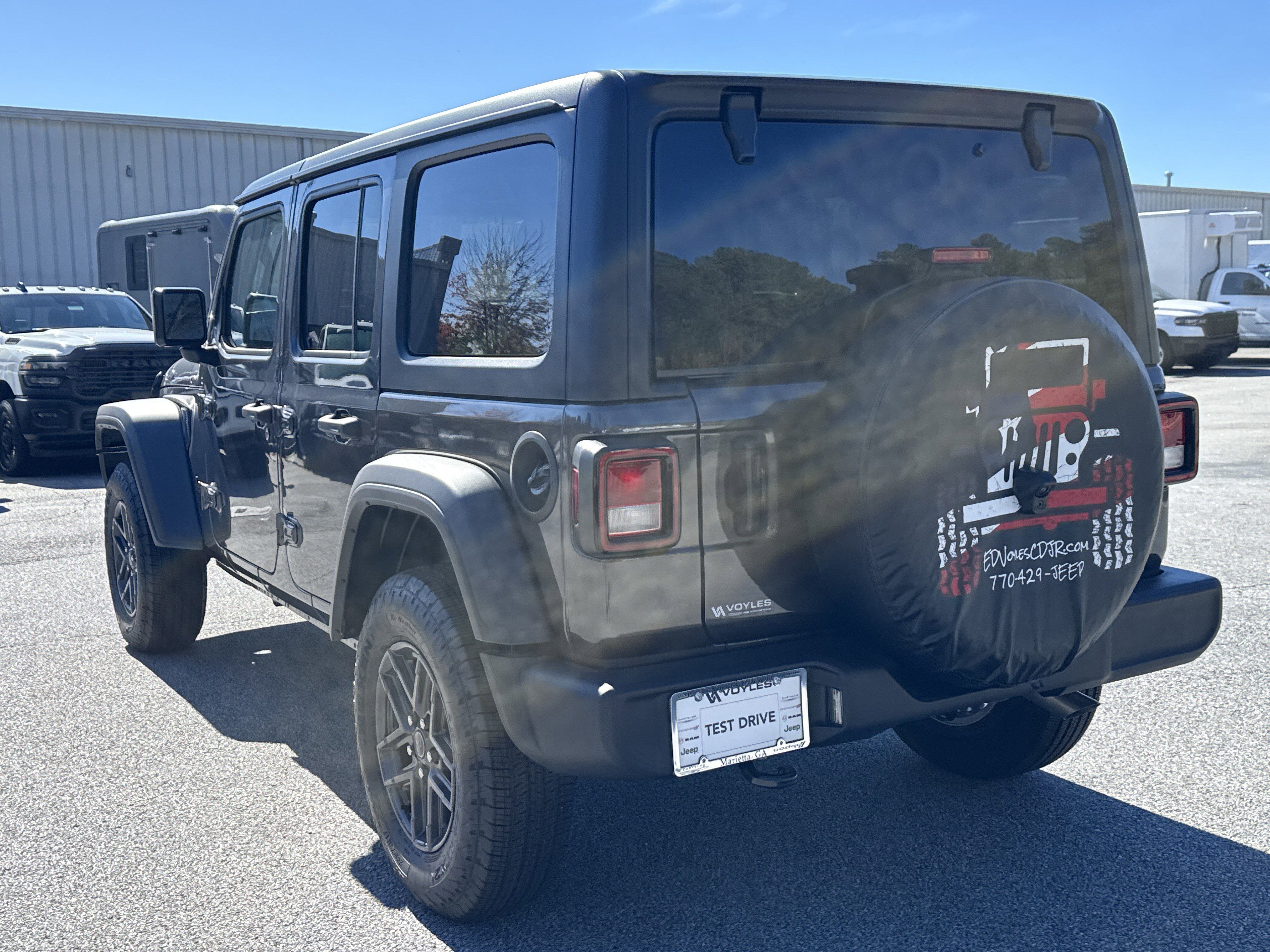 New 2025 Granite Crystal Metallic Clear-Coat Exterior Paint Jeep Sport S image 6