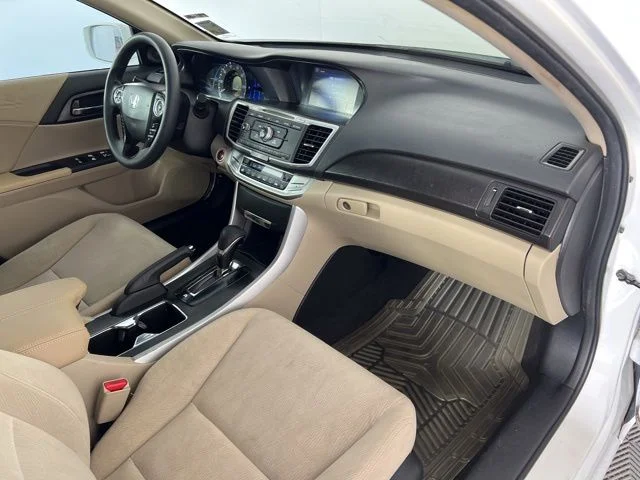 Used 2015 White Honda  image 19
