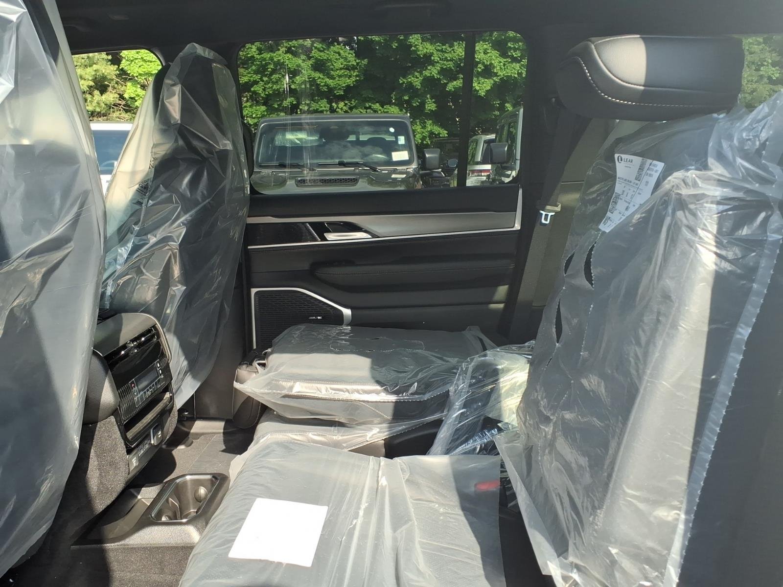 New 2026 Bright White Clear-Coat Exterior Paint Jeep  image 8