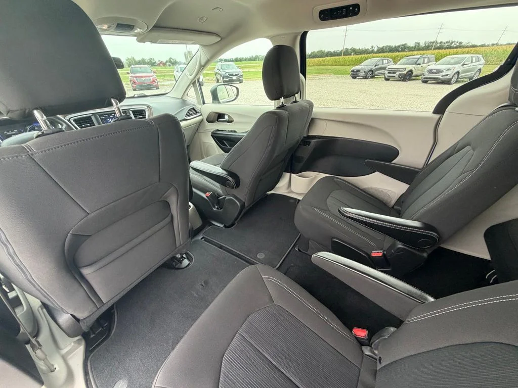 Used 2021 Blue Chrysler LX image 25