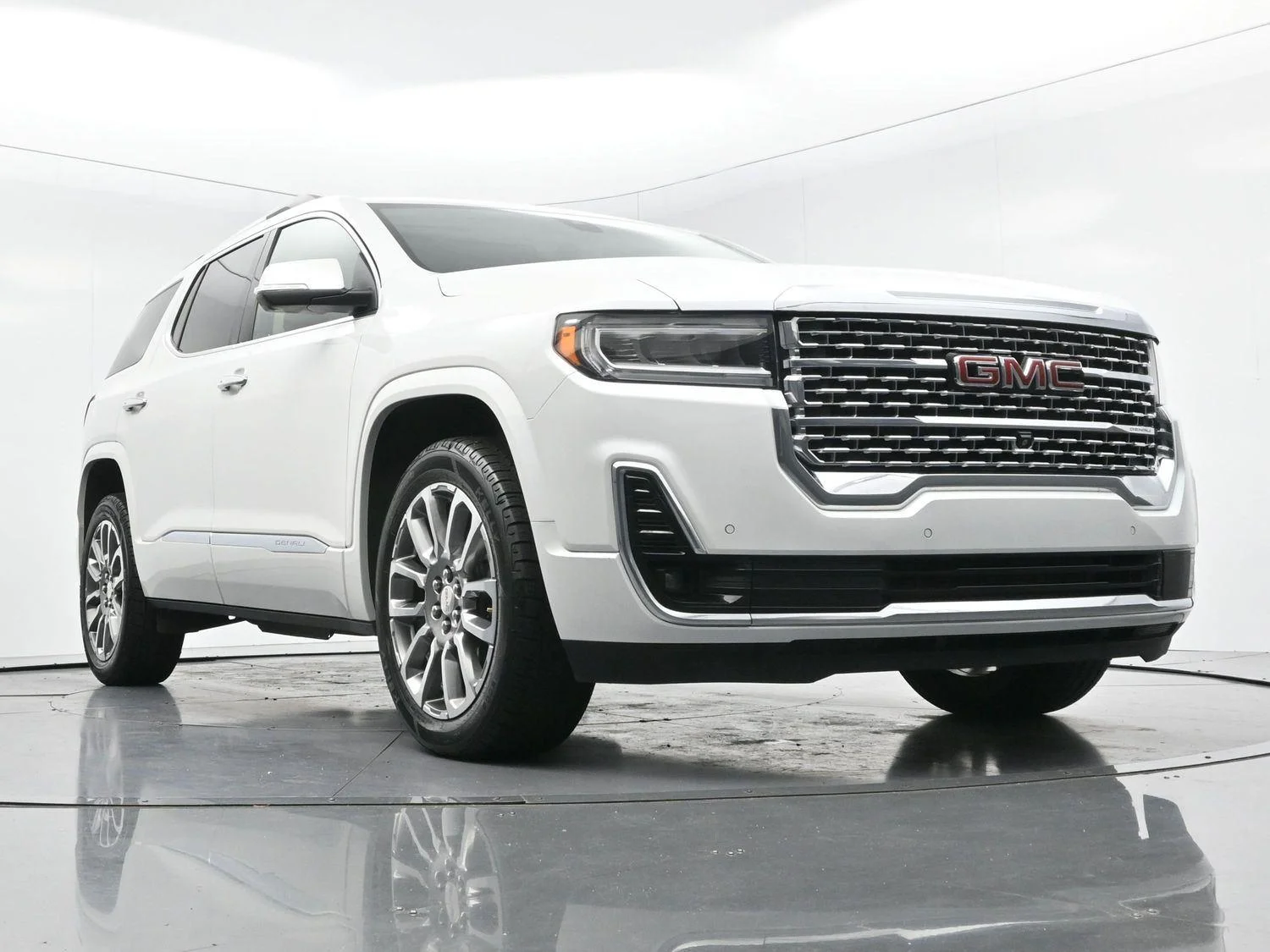 Used 2023 White Frost Tricoat GMC Denali image 40