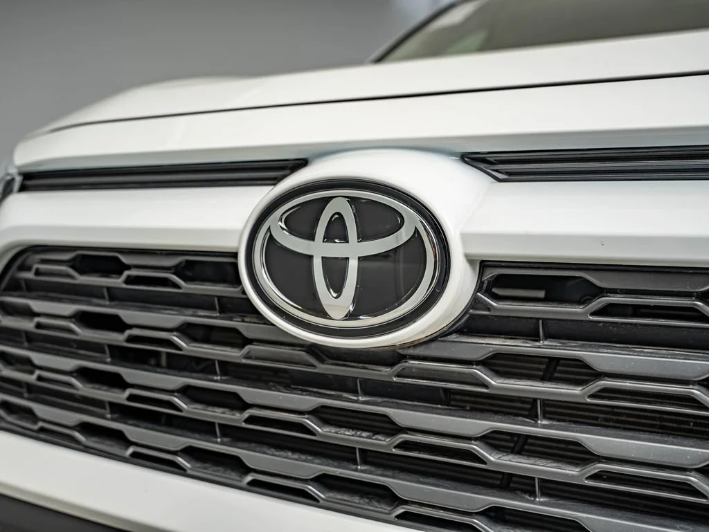 Used 2025 Ice Toyota LE image 12