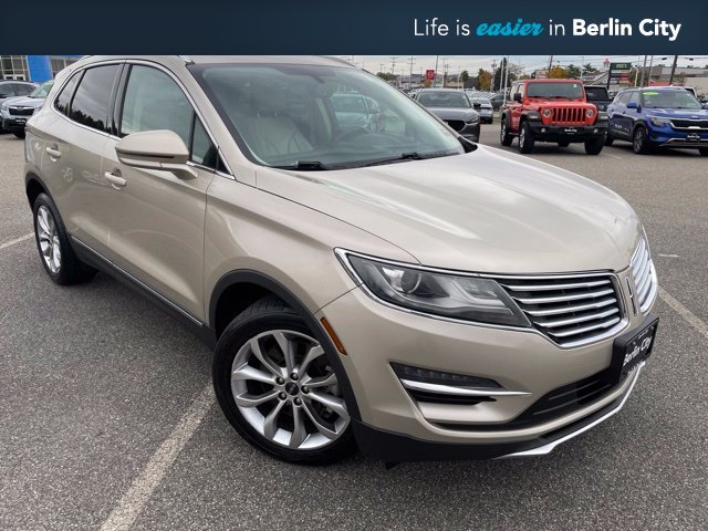 Used 2017 White Gold Metallic Lincoln Select image 1