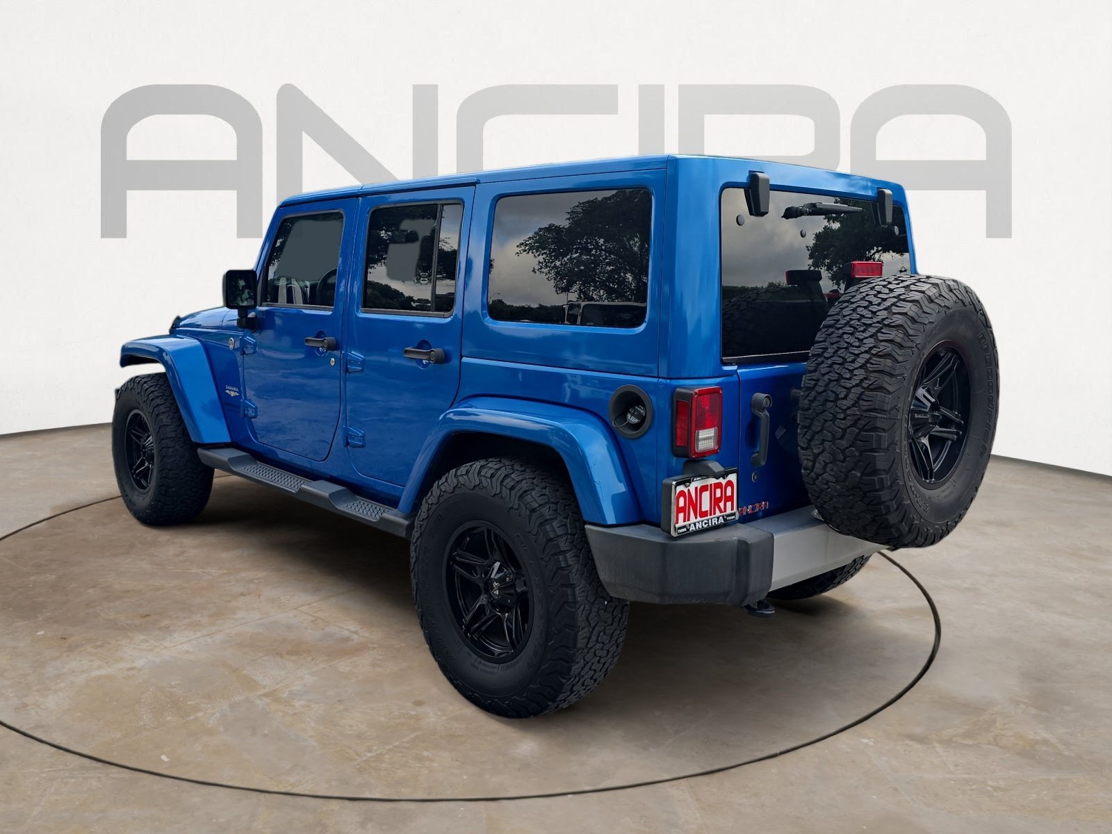 Used 2015 Hydro Blue Pearl Coat Jeep Sahara image 8