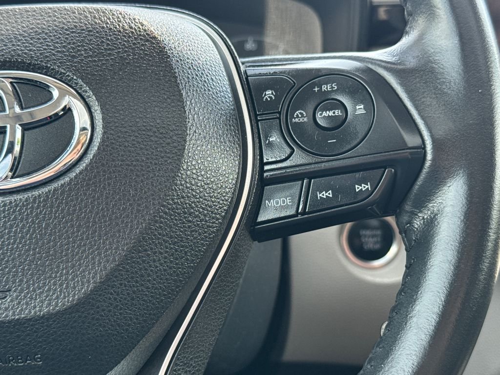 Used 2023 Off-white Toyota LE image 21
