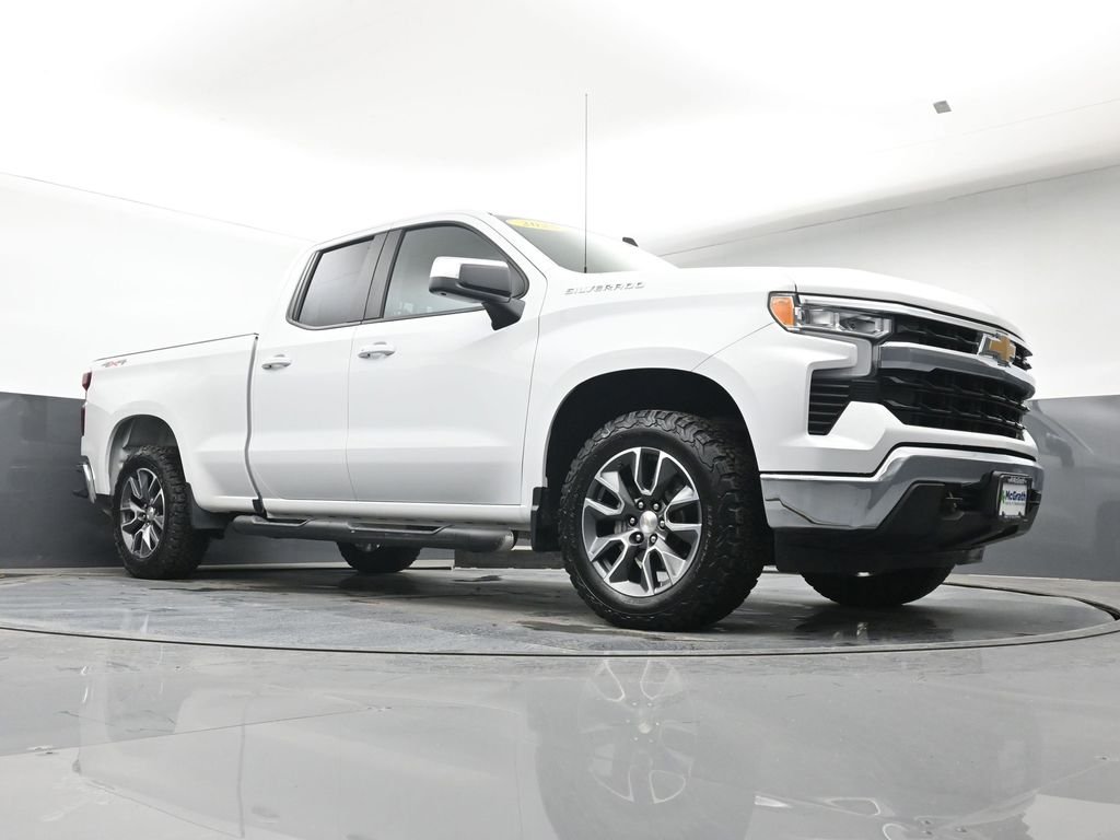 Used 2025 White Chevrolet LT image 26