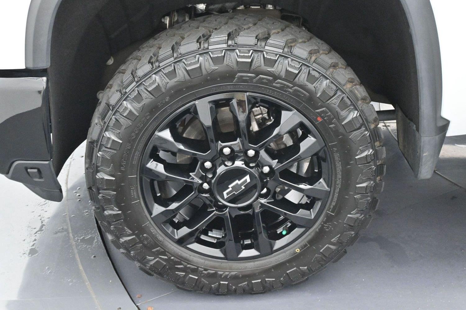 Used 2026 Summit White Chevrolet LTZ image 38