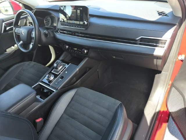 Used 2024  Mitsubishi SE image 23