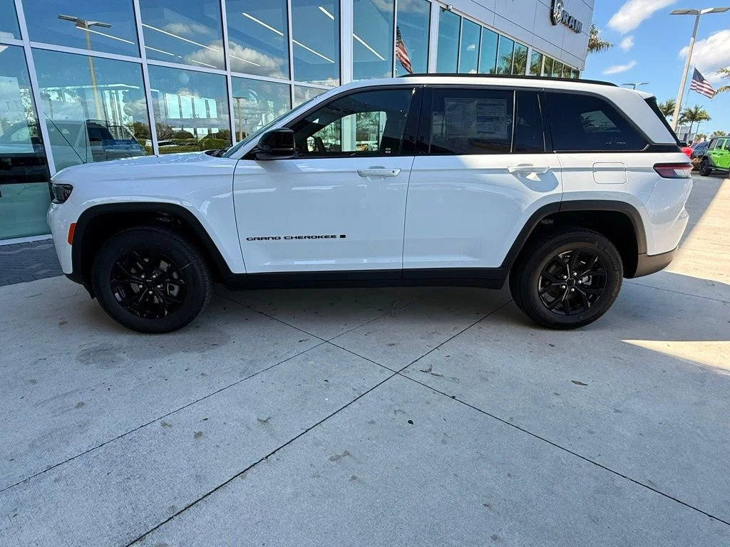 New 2026 Bright White Clear-Coat Exterior Paint Jeep Altitude image 7