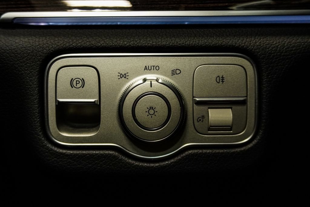 Used 2025 Black Mercedes-Benz GLE 450e image 25
