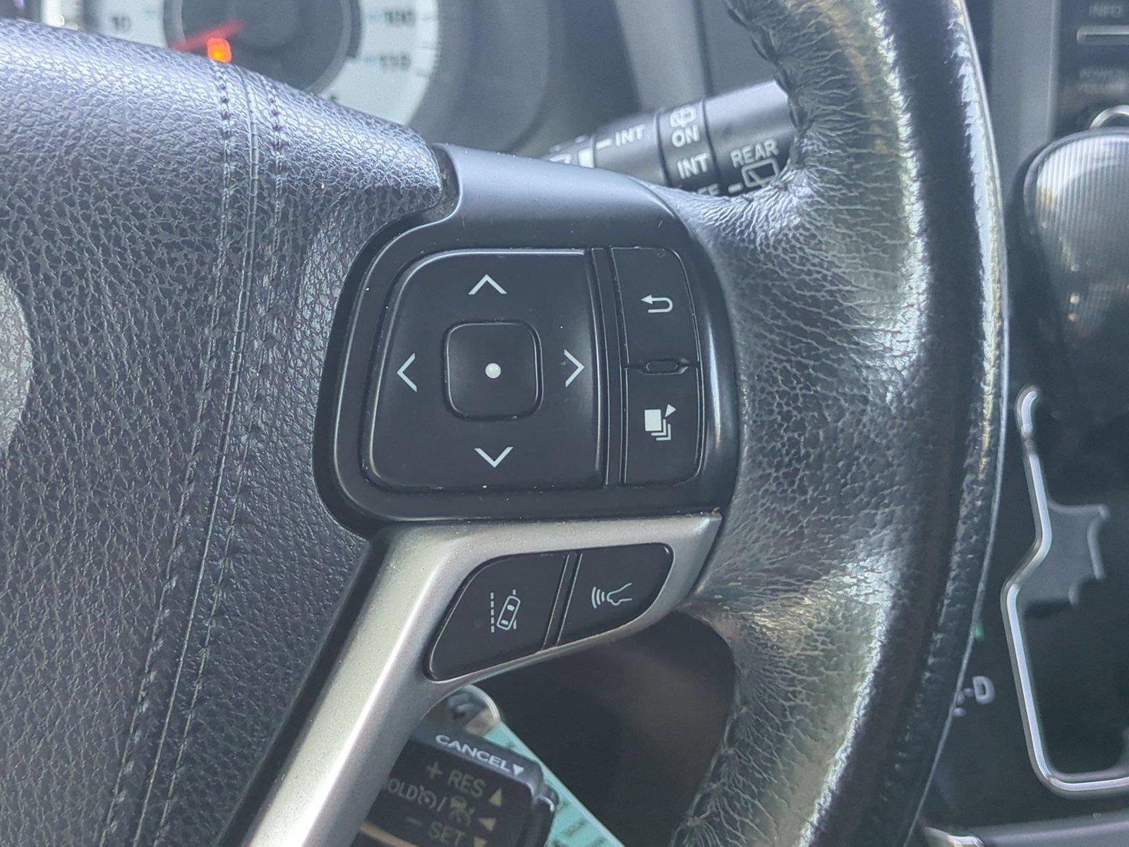 Used 2018  Toyota SE image 21