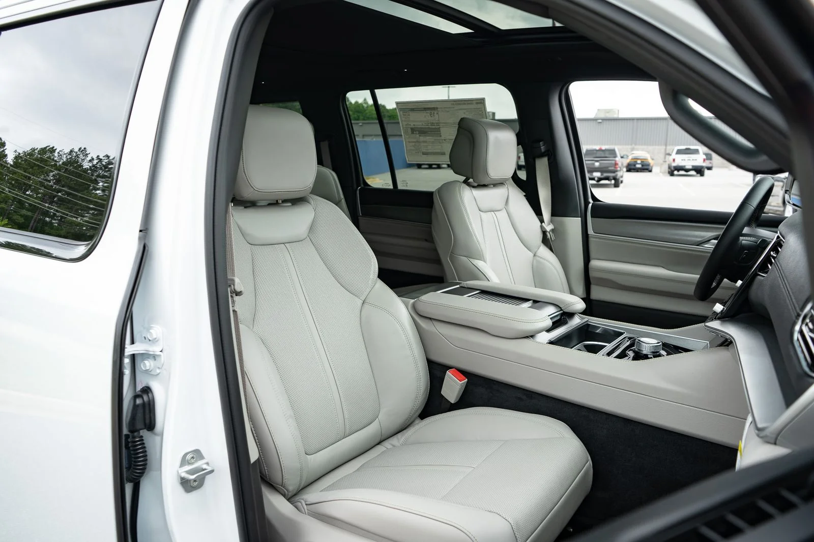 New 2026 Bright White Clear-Coat Exterior Paint Jeep  image 24