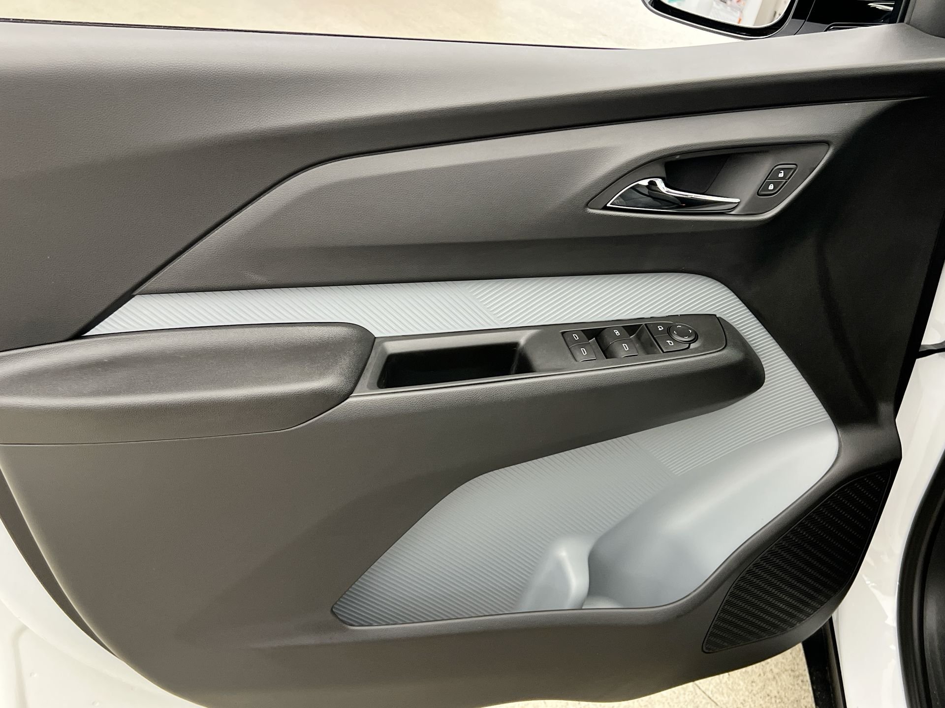 New 2027 Summit White Chevrolet LT image 64