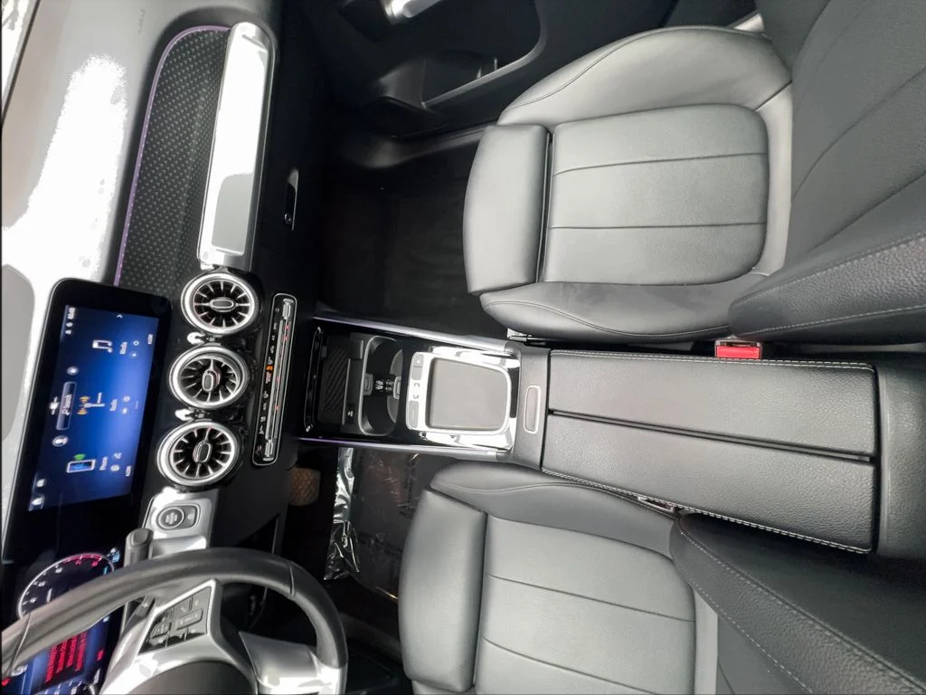 Used 2025 White Mercedes-Benz GLB 250 image 33