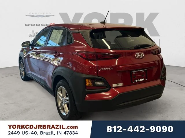 Used 2021 Red Hyundai SE image 3