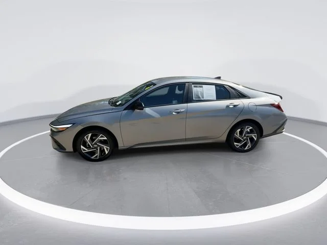 Used 2025 Silver Hyundai SEL Sport image 4