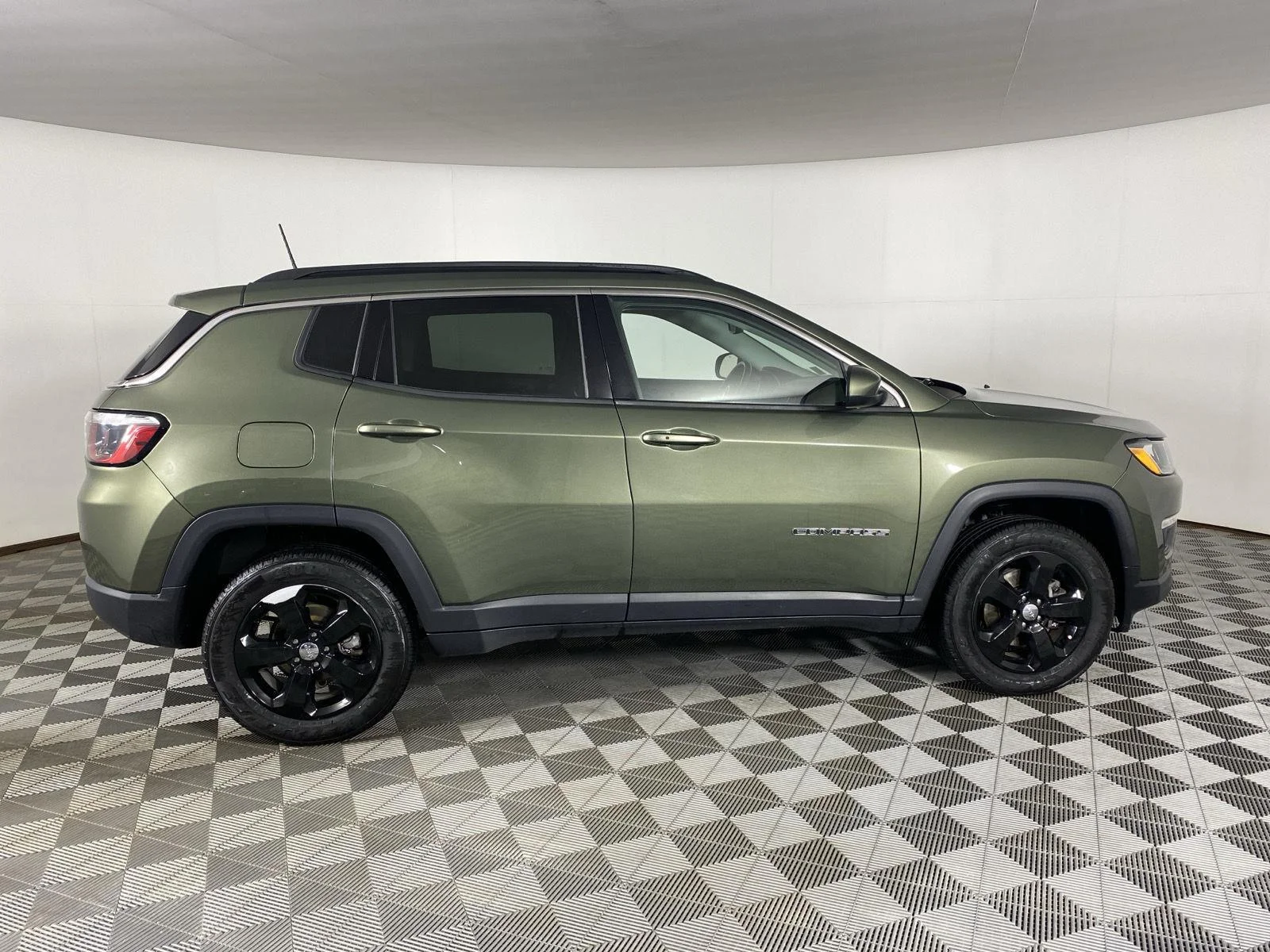 Used 2021 Olive Green Pearlcoat Jeep Latitude image 18