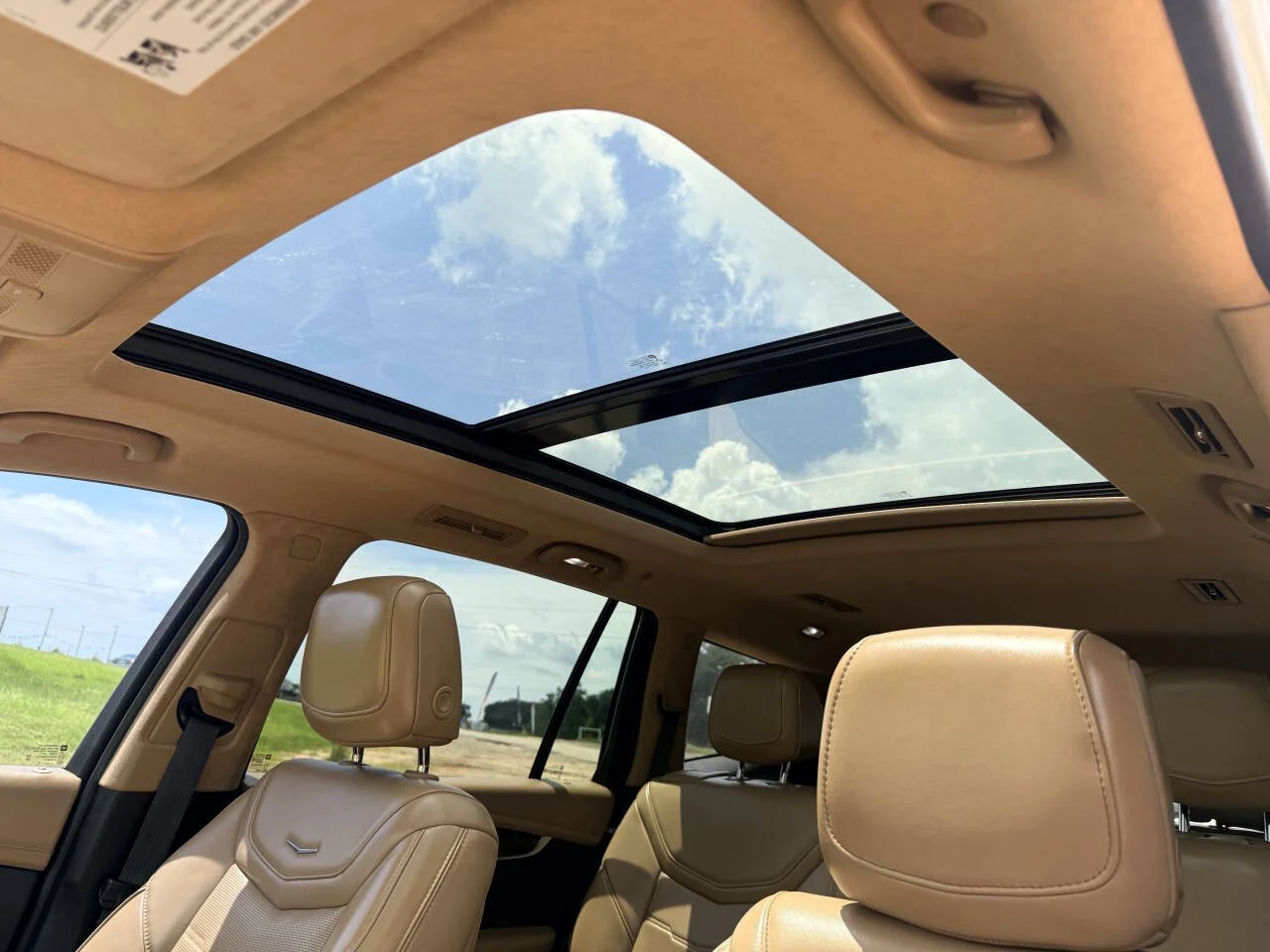 Used 2021 White Cadillac Premium Luxury 4x4 4dr SUV image 10