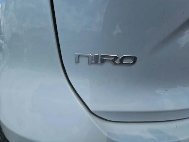 Used 2023 White Kia EX image 40