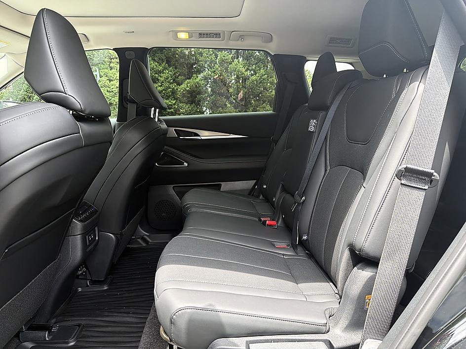 New 2027 Mineral Black INFINITI LUXE image 11