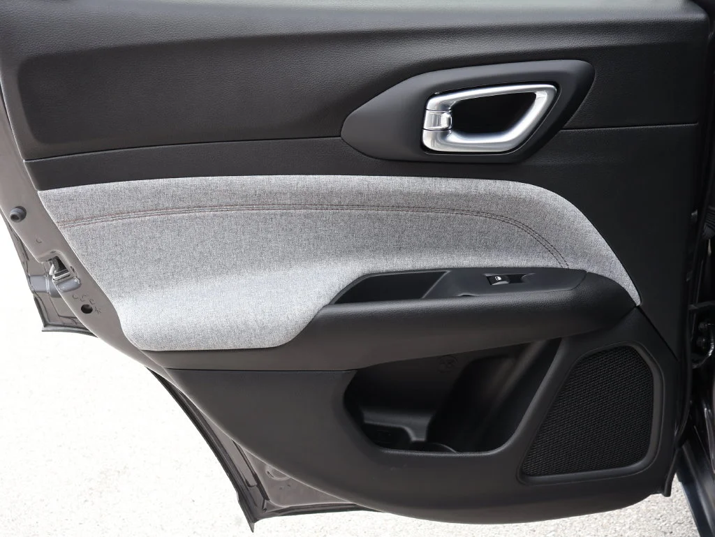 Used 2024 Gray Jeep Latitude Lux image 15
