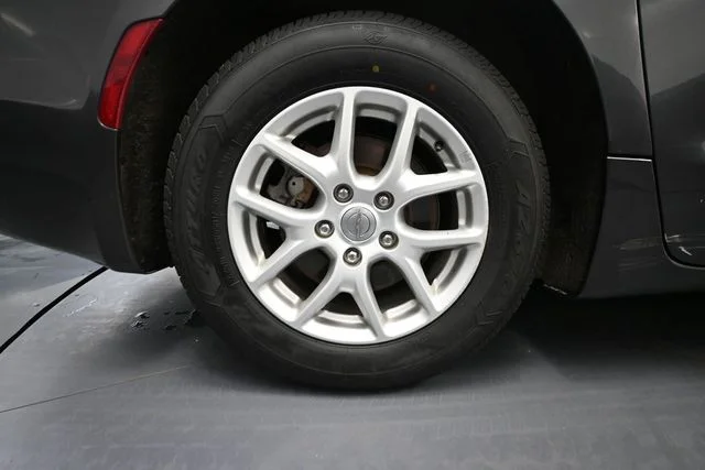 Used 2020 Gray Chrysler Touring L image 10