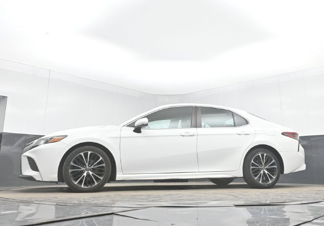 Used 2018 White Toyota SE image 29