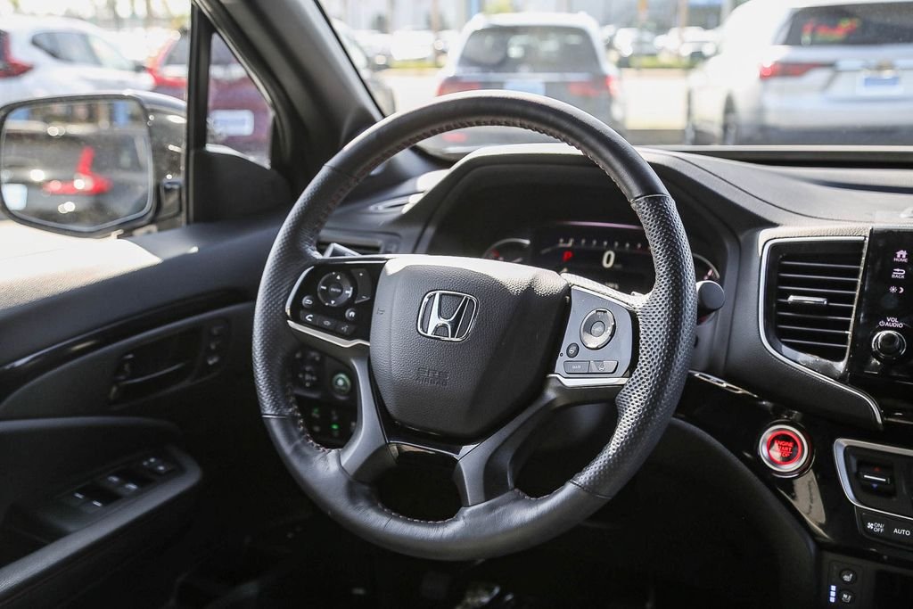 Certified Used 2025 Platinum White Pearl Honda AWD BLACK EDITION image 16