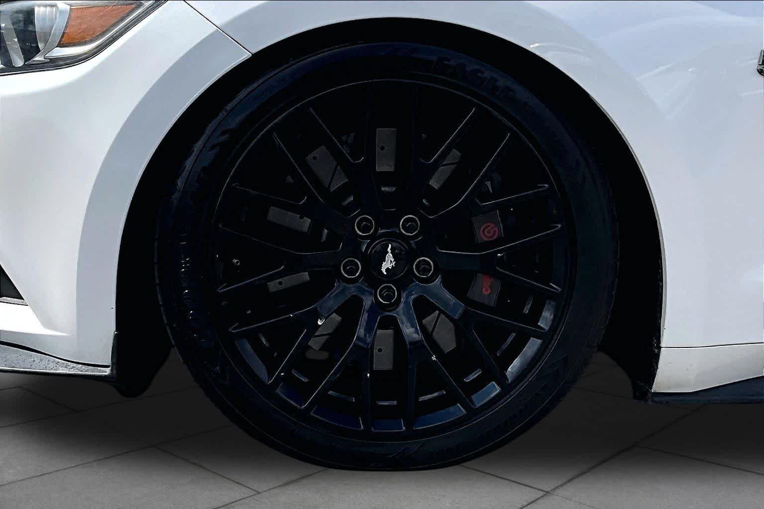 Used 2017 White Platinum Metallic Tri-Coat Ford GT Premium image 10
